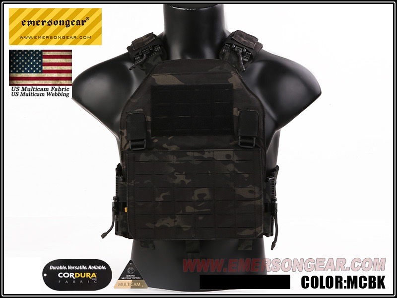 เวสLAVC assault Plate Carrier ยี่ห้อ Emerson คุณสมบัติ : มาพร้อมระบบปลดไว 4 จุด ออกแบบมาให้ระบายความร้อนได้ดี สวมใส่สบาย ขนาดกำลังดี คนตัวใหญ่ก็ใส่ได้ มี3สีให้เลือก สีดำ สีเขียว สีมัลติแคมด