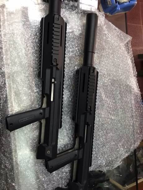 New.HERA ARMS cabine conversion kit สำหรับปืนสั้น 1911 มาพร้อมท่อมีลักษณะคล้ายไซเรนเซอร์ แต่ภายในกลวง รูโต มโหฬาร กว้างเหมือนปากแก้วน้ำ ภายในเสริมโครงโลหะ เพิ่มความแข็งแรงทำให้มันรับแรงรีคอล์ยได้สูง แต่ ไม่มีพานท้าย และกิ๊ฟมือหน้า มาให้ ใส่พานท้าย M4 ได้ท