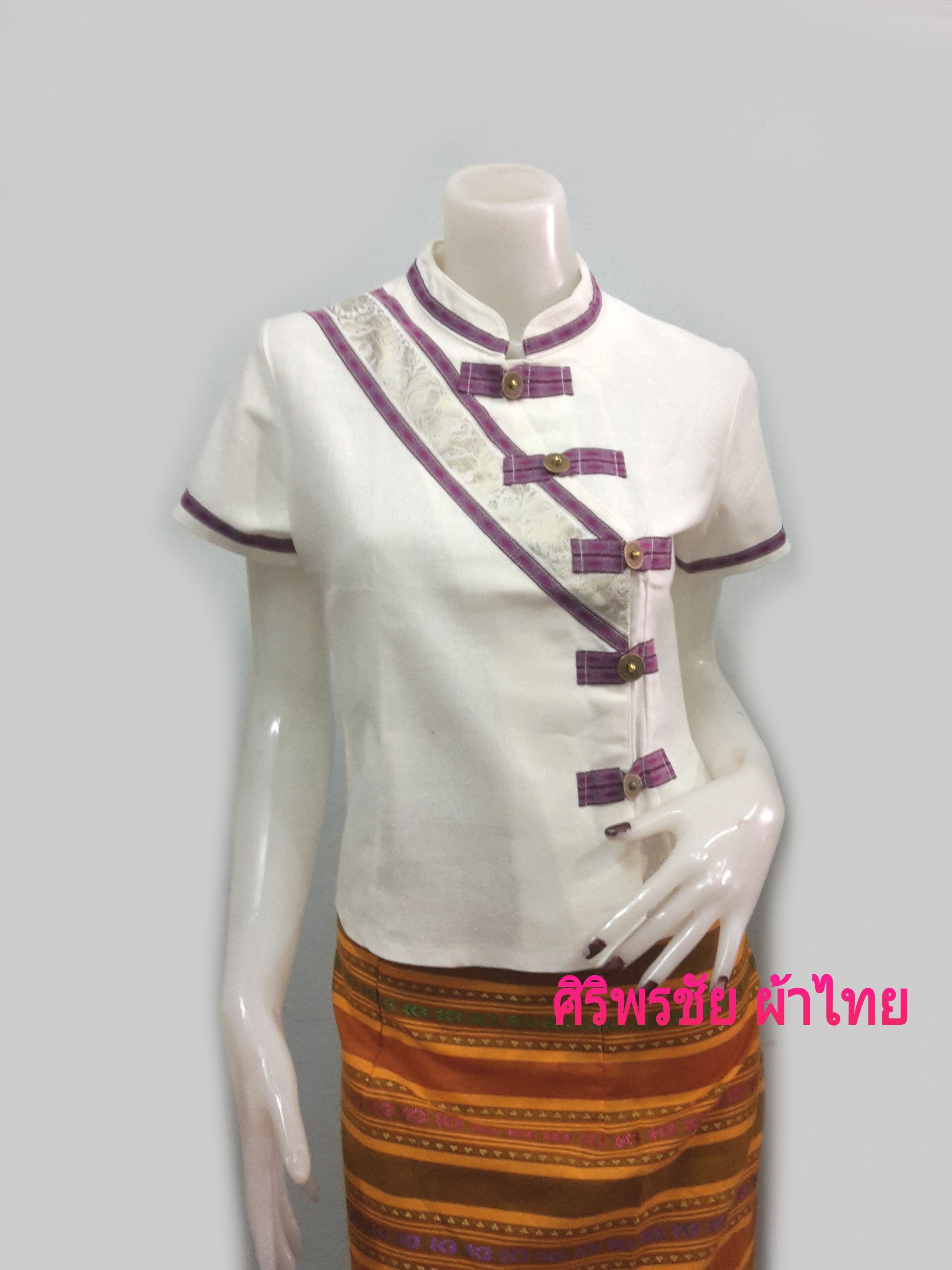 เสื้อผ้าไทยสีขาว เสื้อผ้าฝ้ายสีขาว เสื้อใส่ผ้าซิ่นสีขาว เสื้อผ้าฝ้ายสีขาวคอจีนกระดุมหน้า เสื้อผ้าทอพื้นเมือง เสื้อผ้าฝ้ายสีขาวคอจีน