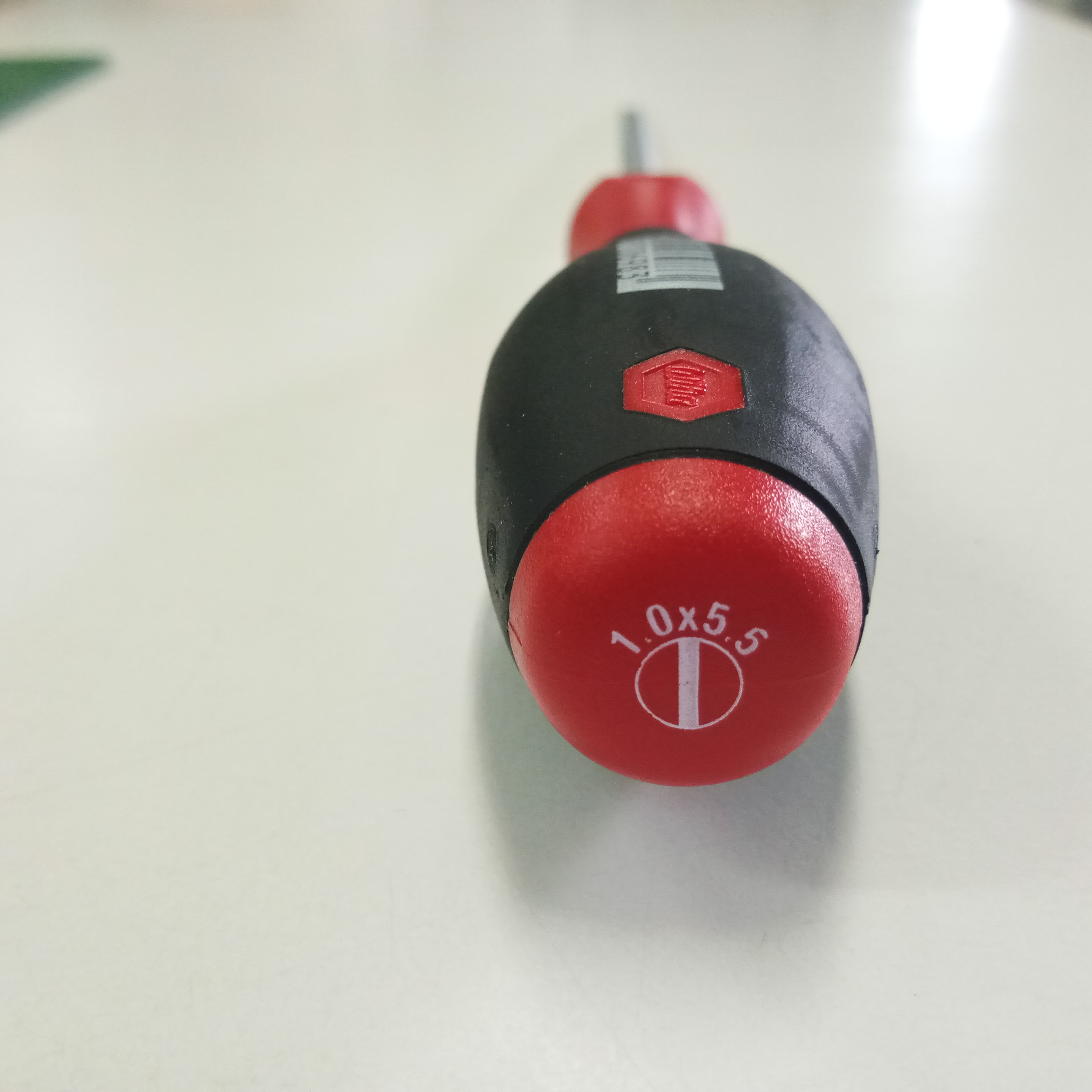 ไขควงแบน 5.5mm. x 125 mm. WIHA ด้ามแดงดำ ใช้ขัน CIRCUIT BREAKER ขนาดกลาง