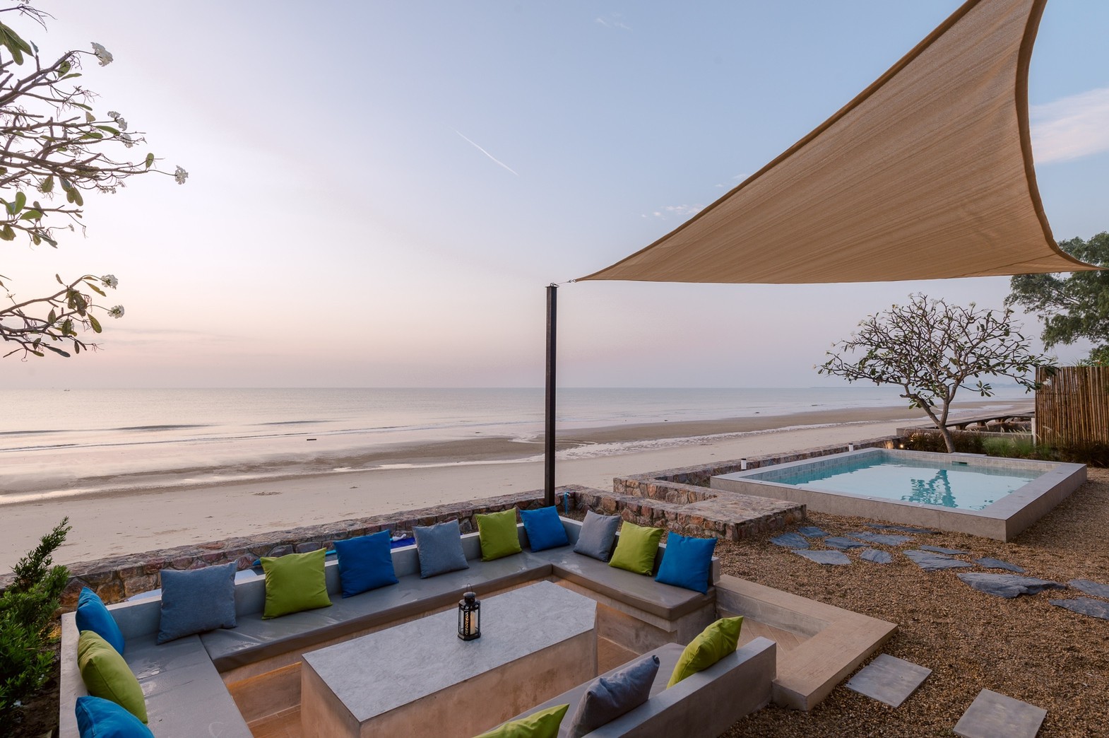 HR15055 บ้านพักติดทะเล The Coastal Vista Beach Villa