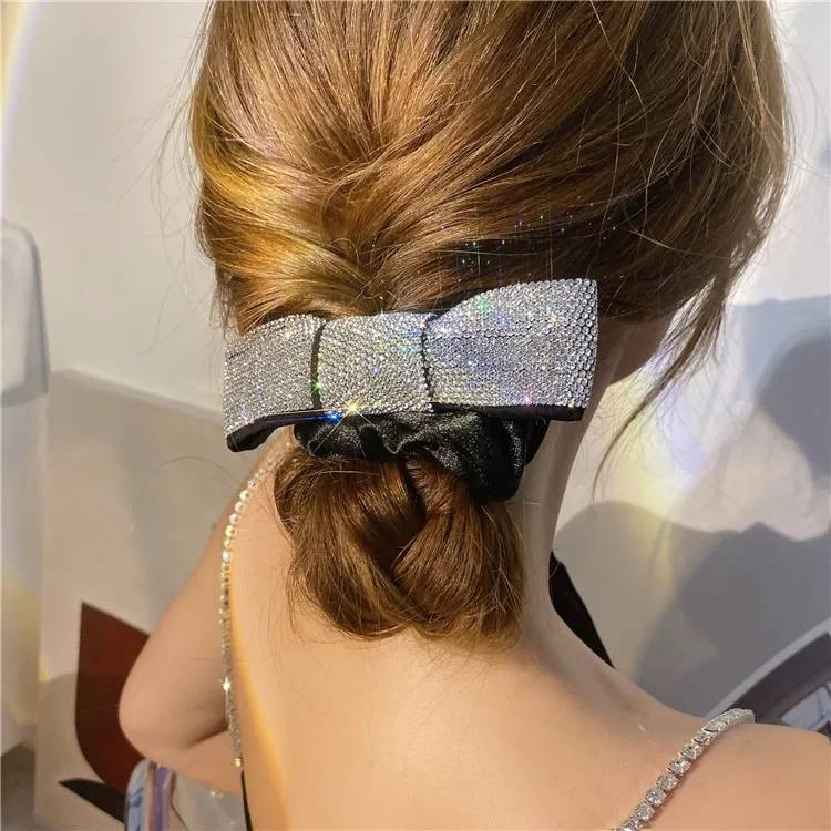 โดนัทมัดผมยางดำ แต่งโบว์เพชรวิบวับสีขาวเล่นไฟสวย ยางดีไม่กินผม สินค้าคุณภาพดี ขนาดโบว์ 10 x 3 cm สวยหวาน น่ารัก เรียบหรู