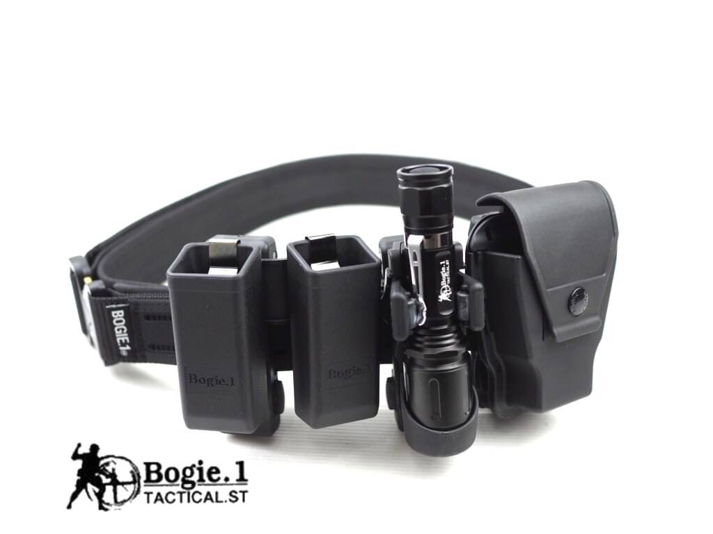 New.Bogie1 ซองกุญแจมือโพลิเมอร์ รุ่น 360 ปรับหมุนได้ 360 องศา มีฝาปิดซองกุญแจมือ สามารถถอกออกได้ ใส่กุญแจมือได้ทั้งแบบโซ่ และ บานพับ มีตัวล็อคภายในทำให้กุญแจมือเเน่น ไม่หล่นง่าย แม้ขณะวิ่ง แยกชิ้นส่วนได้