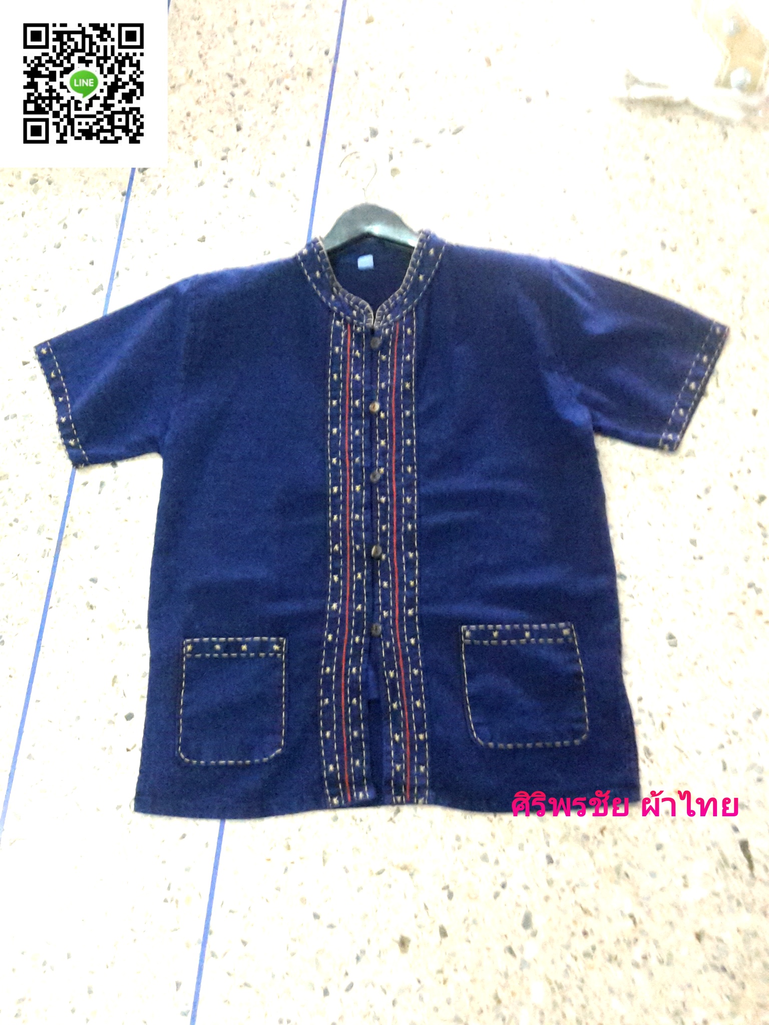 เสื้อผ้าไทยชายผ้าพื้นเมืองม้อฮ่อม เสื้อผ้าฝ้ายชายแต่งผ้าขลิบลายและปักผ้าด้นมือ เสื้อผ้าพื้นเมืองชายม้อฮ่อมฟอกแล้วสีไม่ตก