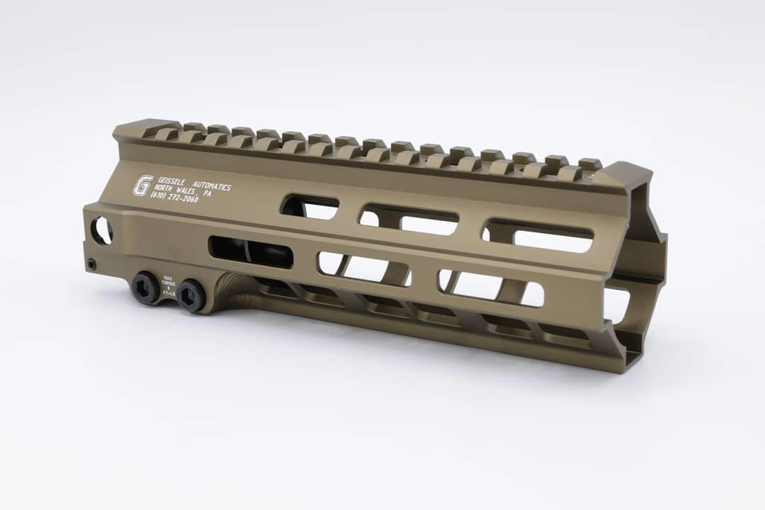 ชุดหน้า Geissele MK8 ระบบรางM-Lock (ชุดหน้า MK8) สำหรับปืนตระกูล : M4/M16 เส้นผ่านศูนย์กลาง : 3.3 mm. มี2รุ่นให้เลือก ✔️รุ่นความยาว 7” (น้ำหนัก 239 กรัม) ✔️รุ่นความยาว 9” (น้ำหนัก 285 กรัม) มี2สีให้เลือก สีดำ สีทราย