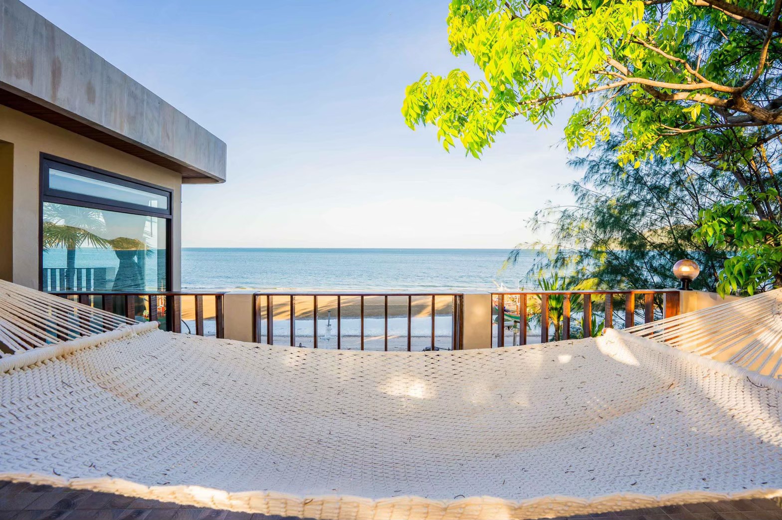 HR15064 บ้านพักติดทะเล The Ocean Beach Villa, Sam Roi Yod.