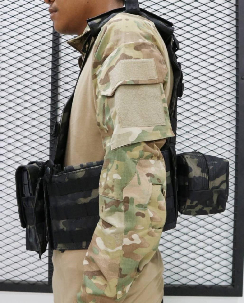 เสื้อปลอกเกราะ #6094 ผ้า 600D ผลิตจากผ้า Nylon 600D ในชุดประกอบด้วยซองใส่แม็กกาซีน 3 ช่อง EDC pouch / ซองใส่วิทยุสื่อสาร ทุกชิ้นสามารถถอด-ย้ายตำแหน่งได้ สามารถปรับรอบอก และช่วงไหล่ได้ มีช่องใส่เพลทกันกระสุน หน้า-หลัง 2 สี : ดำ / พรางดำ 🔥🔥
