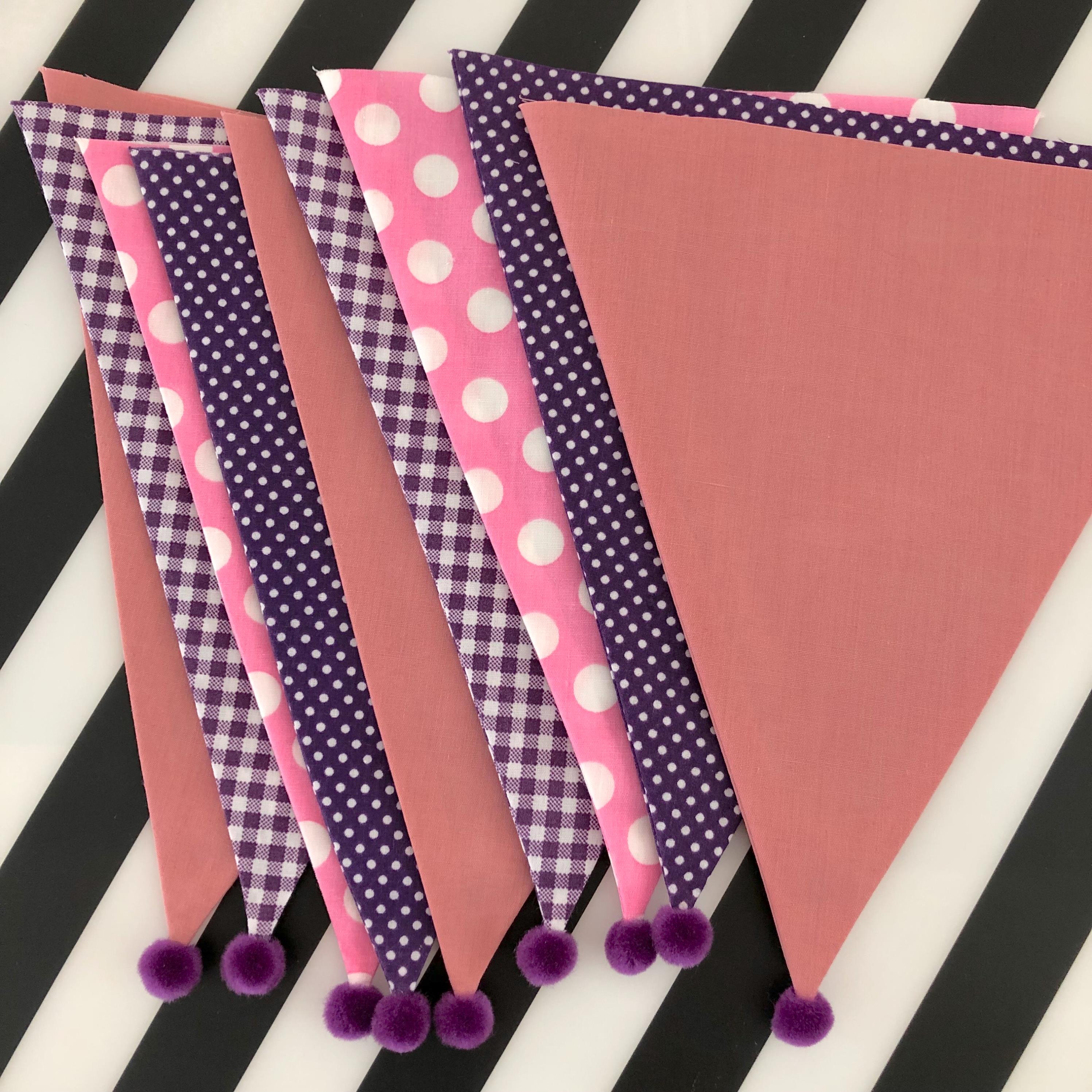 ธงผ้าโทนสีชมพู ม่วง/ แต่งปลายด้วยปอมปอม