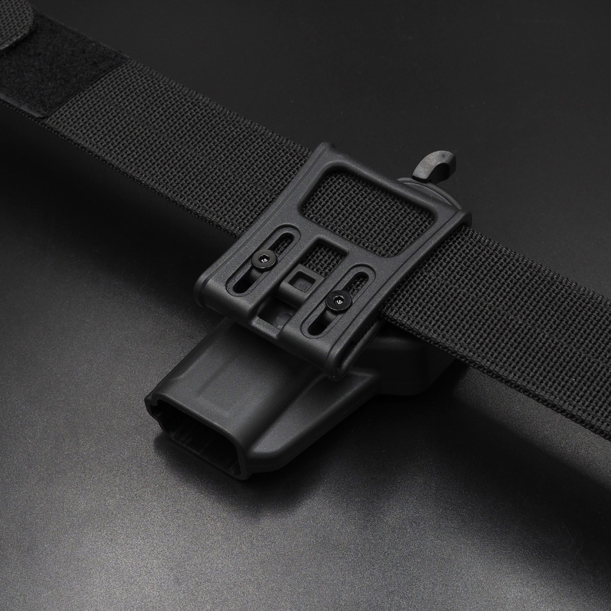 New.ซองพกนอก ปลดล็อคนิ้วโป้ง รุ่น GLOCK 17,22,31 ( Cytac T-Thumbsmart Holster ) -ผลิตจากวัสดุ Polymer เกรดคุณภาพ แข็งแรงทนทาน -ออกแบบให้ปลดล็อคนิ้วโป้ง ใช้งานง่ายเป็นธรรมชาติ และปลอดภัยยิ่งขึ้น -ด้านหลังเป็นเพลทเหน็บเข็มขัด ชนิดพิเศษ มีแผ่นยางเสริม เพิ่มค