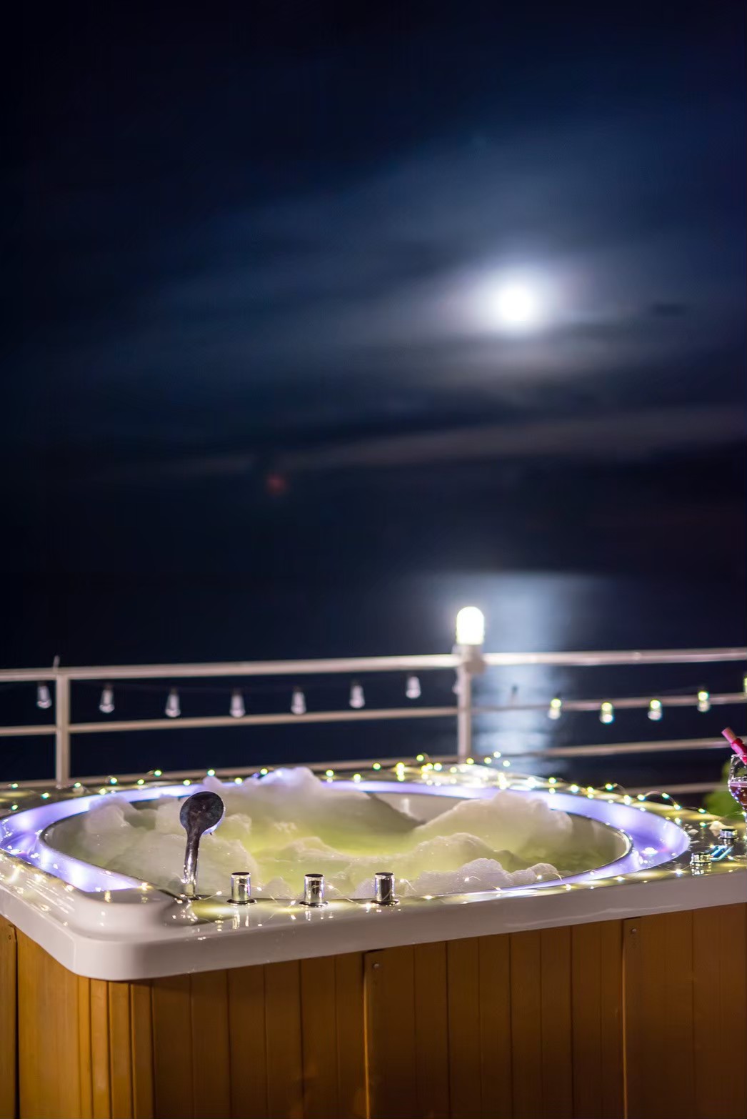 HR15045 บ้านพักติดทะเล The Moon Beach Villa