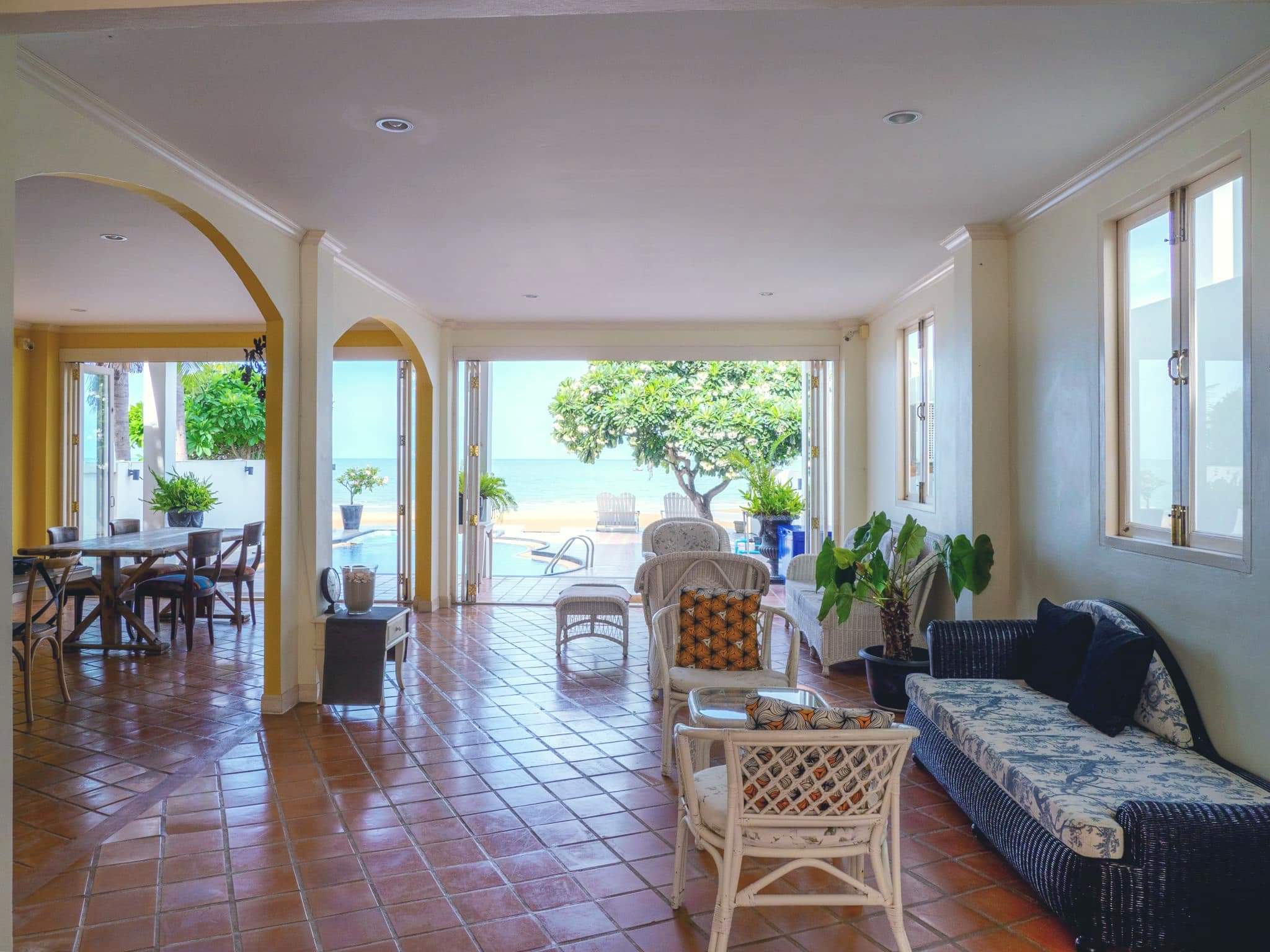 HR15007 บ้านพักติดทะเล บลูร็อค วิลล่า แอทปราณฯ บ้านเดี่ยวติดทะเล สระส่วนตัว เดินลงทะเลได้เลย