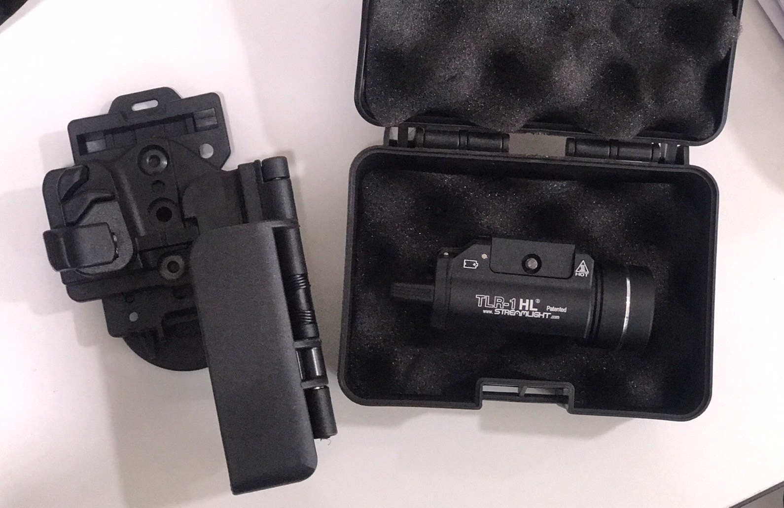 New.ซองปืนขึ้นลำ G19 ผลิตจาก Polymer เกรดพิเศษ แข็งแรง สามารถขึ้นลำได้ ด้วยเพียงมือเดียว ระบบ Safety ล็อคโก่งไก ปลอดภัย แรงสปริงดีดออกด้านข้างทันที ที่ปลดล็อคปืน ตัวล็อคเข็มขัดออกแบบให้ใช้ง่าย ปรับขนาดได้ สามารถปรับเป็นแบบพกต่ำได้ หมดกังวล สำหรับท่านที่ติ