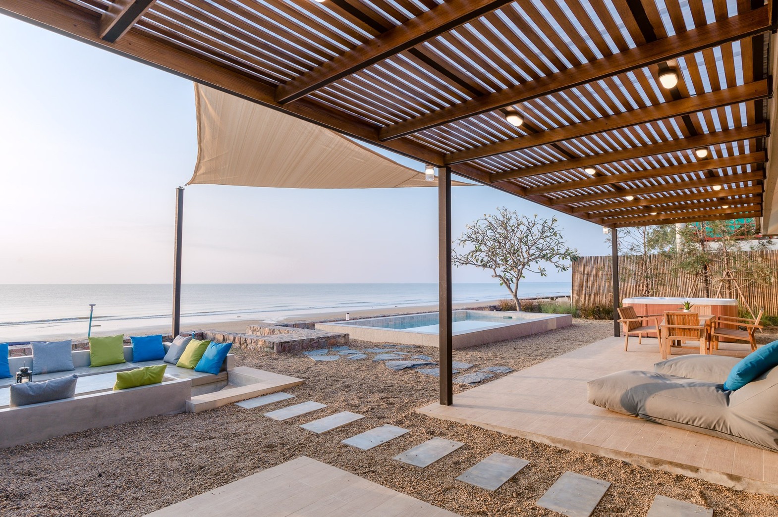 HR15055 บ้านพักติดทะเล The Coastal Vista Beach Villa