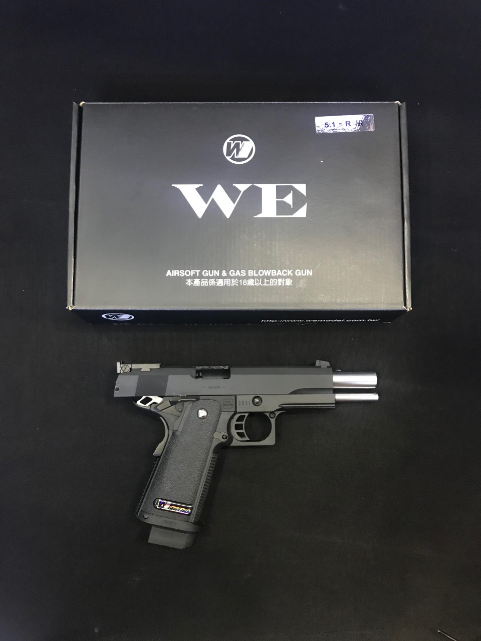 WE Hi capa 5.1R แรง 335 FPS Full Metal รายละเอียดสินค้า รุ่น WE Hi capa 5.1R สีดำ น้ำหนัก (กรัม)1150 ความยาว (mm.)222 วัสดุFull Metal ระบบ/รองรับแก๊สGas/แรง ความแรง (FPS)335 ด้วยลูก 0.20g ระบบ BlowBackมี Hop-upมี ระบบการยิงSemi-Autometic ระบบ SAFEมี Magaz