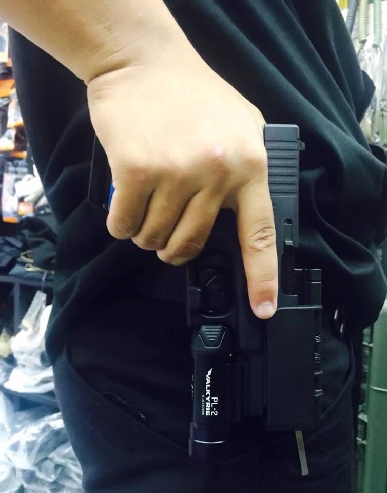 New.ซองปืนขึ้นลำ G19 ผลิตจาก Polymer เกรดพิเศษ แข็งแรง สามารถขึ้นลำได้ ด้วยเพียงมือเดียว ระบบ Safety ล็อคโก่งไก ปลอดภัย แรงสปริงดีดออกด้านข้างทันที ที่ปลดล็อคปืน ตัวล็อคเข็มขัดออกแบบให้ใช้ง่าย ปรับขนาดได้ สามารถปรับเป็นแบบพกต่ำได้ หมดกังวล สำหรับท่านที่ติ