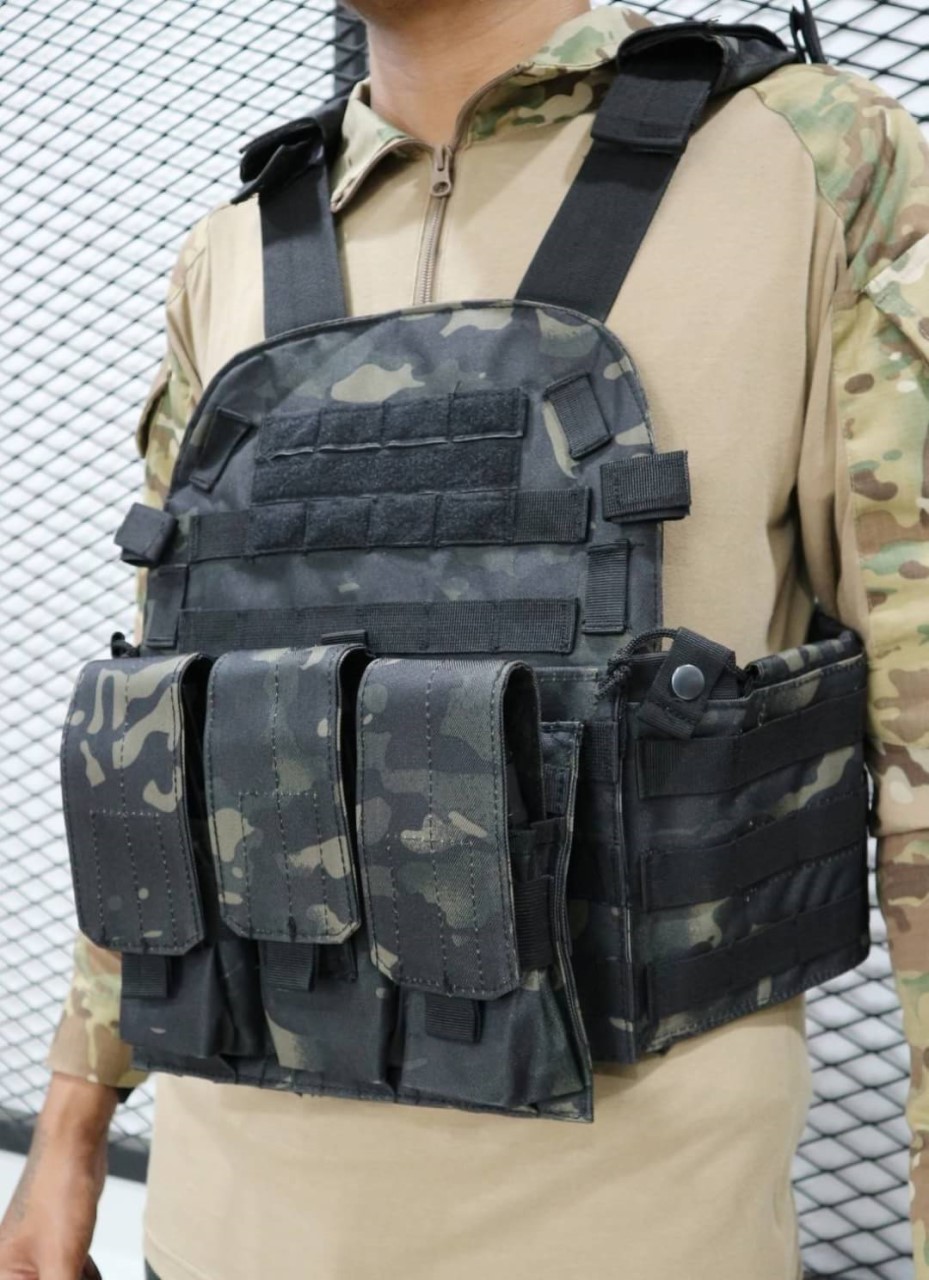 เสื้อปลอกเกราะ #6094 ผ้า 600D ผลิตจากผ้า Nylon 600D ในชุดประกอบด้วยซองใส่แม็กกาซีน 3 ช่อง EDC pouch / ซองใส่วิทยุสื่อสาร ทุกชิ้นสามารถถอด-ย้ายตำแหน่งได้ สามารถปรับรอบอก และช่วงไหล่ได้ มีช่องใส่เพลทกันกระสุน หน้า-หลัง 2 สี : ดำ / พรางดำ 🔥🔥