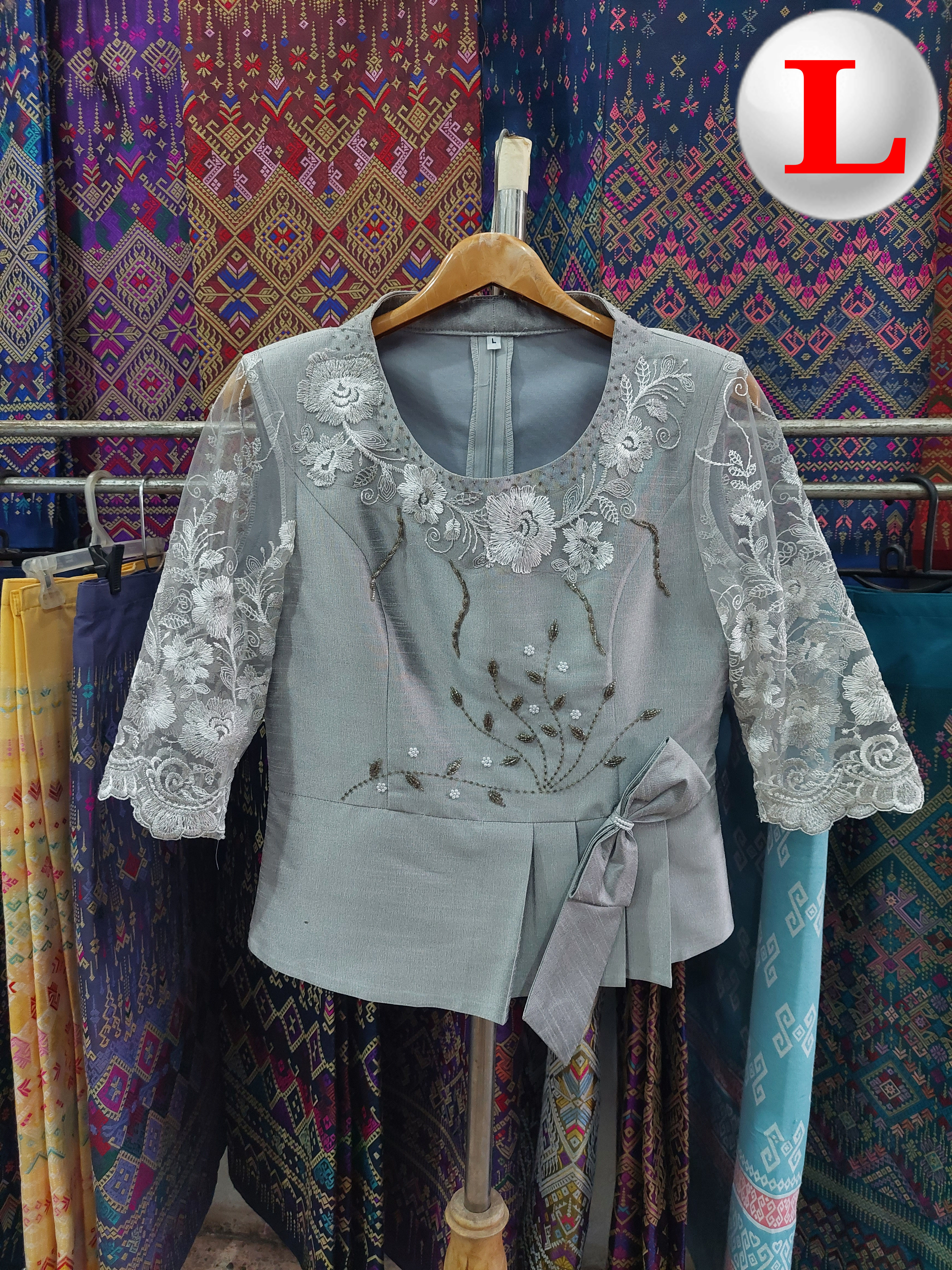 เสื้อผ้าไหมสตรี #เสื้อผ้าผ้าไหมสไตน์เกาหลีปักเลื่อม #เสื้อทำงานผ้าไทย #เสื้อผ้าไหมสไตน์หรู ตามภาพ L