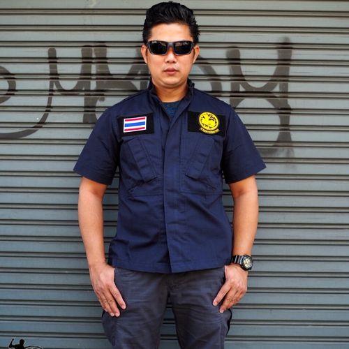 Bogie1- เสื้อเชิ้ต VIP แขนสั้น เหมาะสำหรับชุดปฏิบัติการต่างๆ สามารถใส่อุปกรณ์ทางยุทธวิธีได้มากมาย ซ่อนปืนพกประจำกายได้แนบเนียนมาก สี: ดำ/กรม Size : S-M-L-XL-XXL ราคา 1,300 บาท ems 100 บาท
