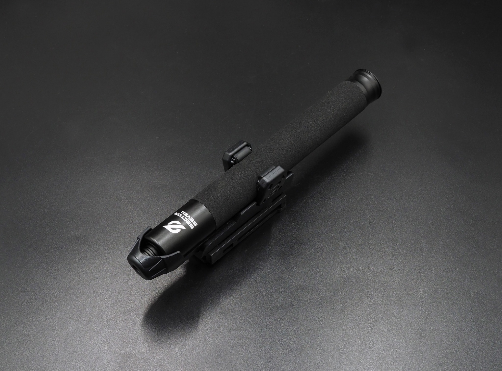 New. ⚓ ดิ้ว Sector Seven Baton 24" แบบครบชุด (SET-B) 📌กระบองผลิตจากเหล็กชุบแข็ง ไม่คดงอง่าย 📌ระบบกดตูด ใช้งานสะดวก เก็บง่าย 📌ใช้งานรวดเร็ว ด้วยเพียงมือเดียว 📌ด้ามจับฟองน้ำ Dia ขนาด 28.5 มม. 📌ความยาวหลังย