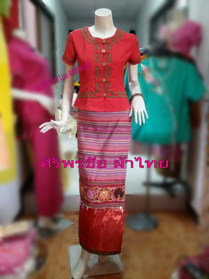 เสื้อผ้าไทยสีแดง เสื้อผ้าฝ้ายสีแดง เสื้อใส่ผ้าซิ่น เสื้อผ้าฝ้ายสีแดง แต่งผ้ากุ้น ปักดอกไม้เถาด้วยลูกปัด สีแดง