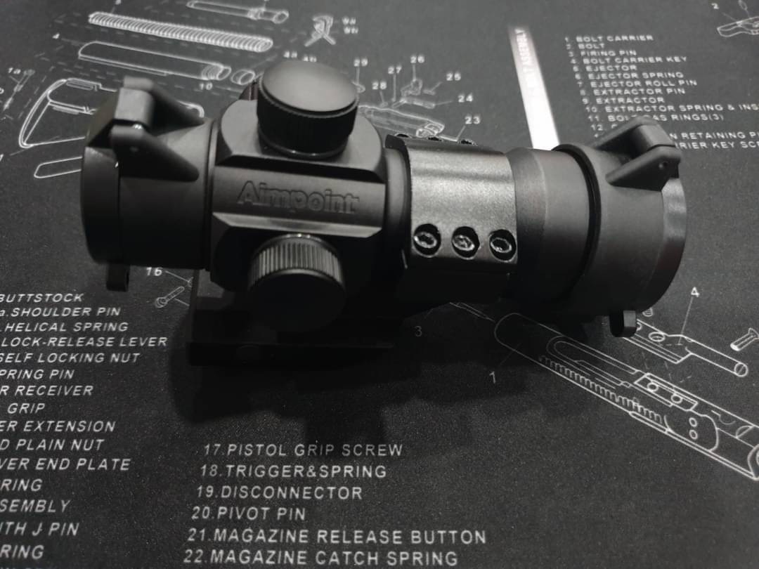 Dot Aimpoint M3 RD3000 ตัวเรือนผลิตจาก Aluminium ทำสีผิว Anodized สวยงาม ดอทสีเขียว / แดง ปรับความสว่างได้ 5 ระดับ ตัวศูนย์ปรับในได้ มีฝาปิดมิดชิด ฝากระดกทั้ง 2 ข้างและมีแผ่นกันกระแทกเลนส์ มาพร้อมขา ยกสูงระดับสายตา เล็งง่าย ขายึดจับขนาด 20 mm. ยึดราง Pica