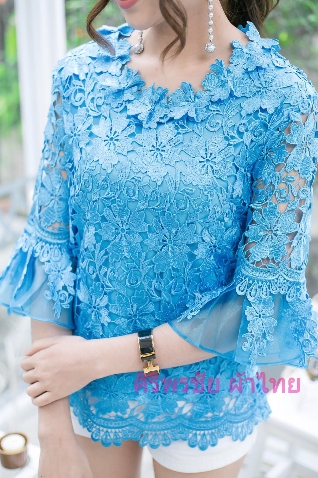 เสื้อลูกไม้สไตน์เกาหลีสีฟ้าเสื้อลูกไม้สไตน์วัยรุ่นสีฟ้า เสื้อผ้าไทยใส่กับผ้าซิ่น เสื้อผ้าฝ้ายใส่กับผ้าถุงสีฟ้า เสื้อลูกไม้ใส่ผ้าซิ่น เสื้อลูกไม้พาดาแขนสั้นสีฟ้า