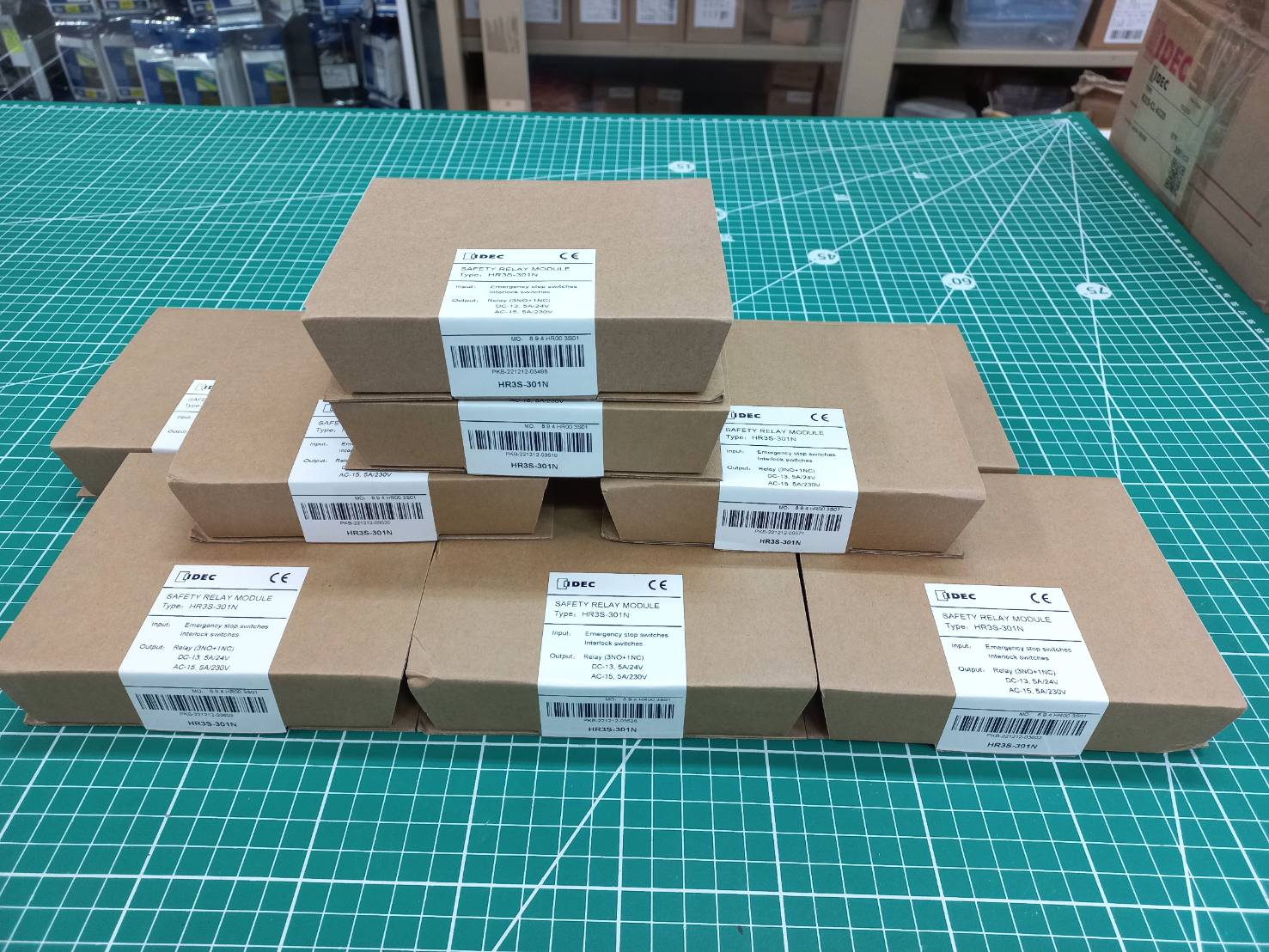 Safety Relay IDEC เซฟตี้รีเลย์ HR3S-301N 24DC/AC