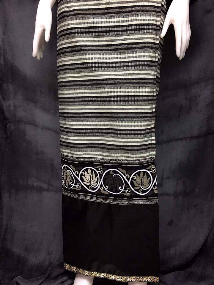 ผ้าถุงสำเร็จรูปแบบป้ายเชือกผูกสีขาวดำ ผ้าถุงสำเร็จรูปผ้าฝ้ายสีดำขาวแต่งลายบัว ผ้าฝ้ายตัดสำเร็จสีขาว พร้อมส่ง