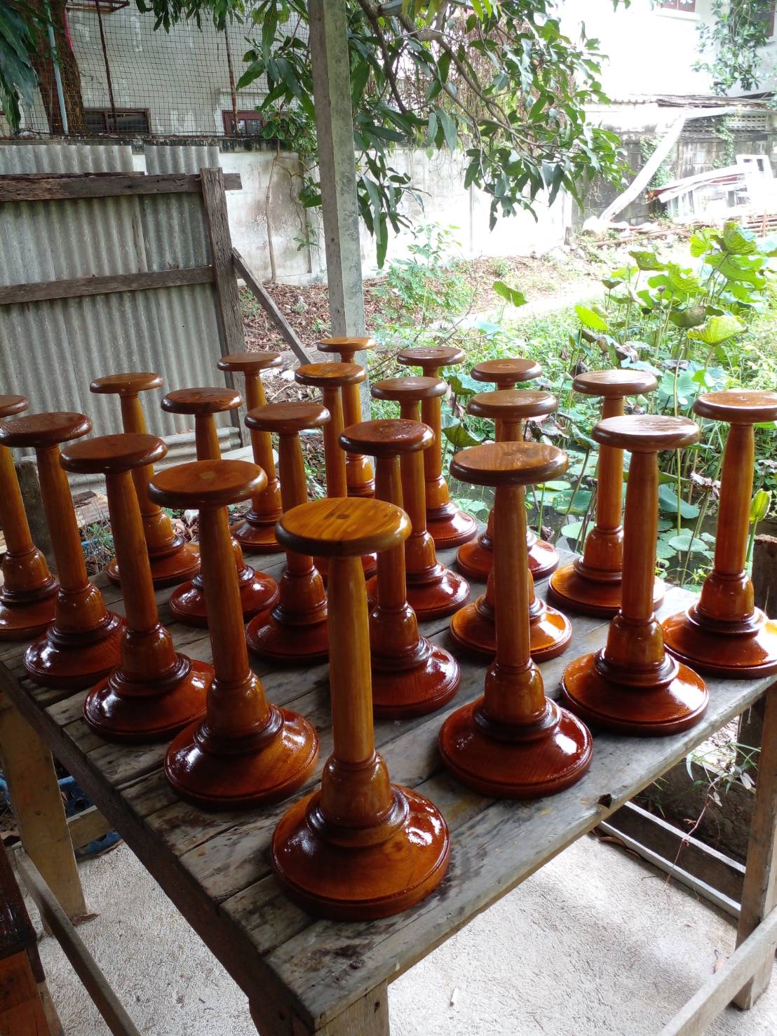 ฐานไม้กลึงลงชะแล็ก สำหรับวางหัวโขน เศียรครูขนาดครอบ สูง 16 นิ้ว