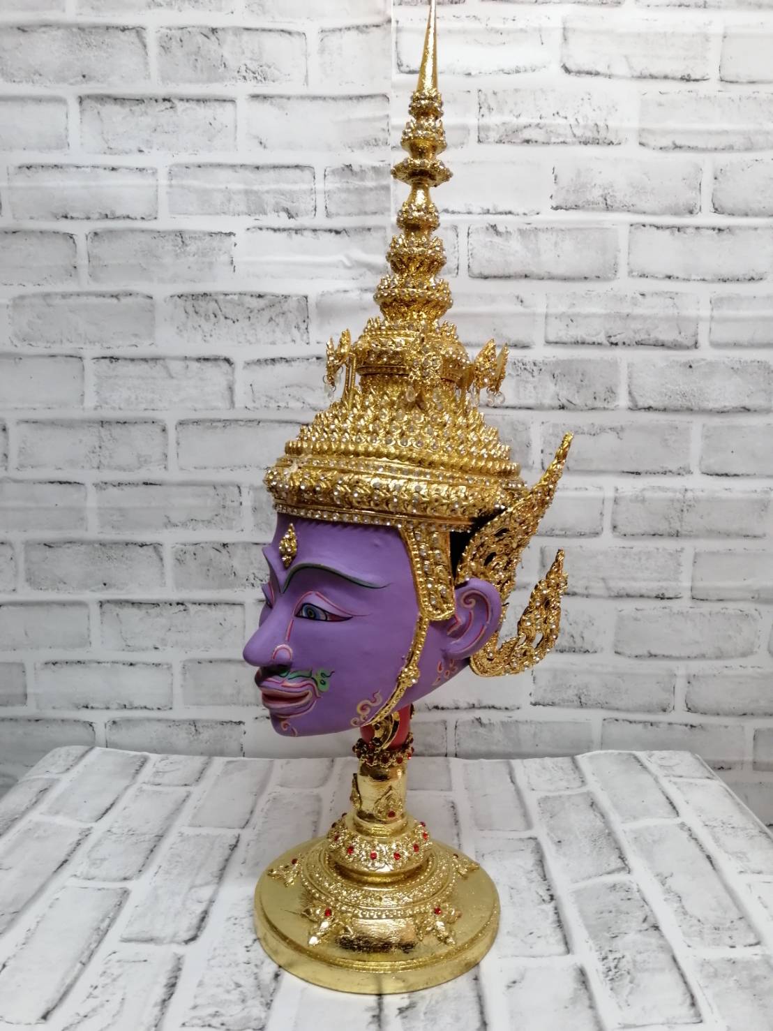 พระนารายณ์ ขนาดผลส้มโอ (เกรดพรีเมี่ยม) พร้อมฐานไม้ตีลายปิดทองประดับเพชร