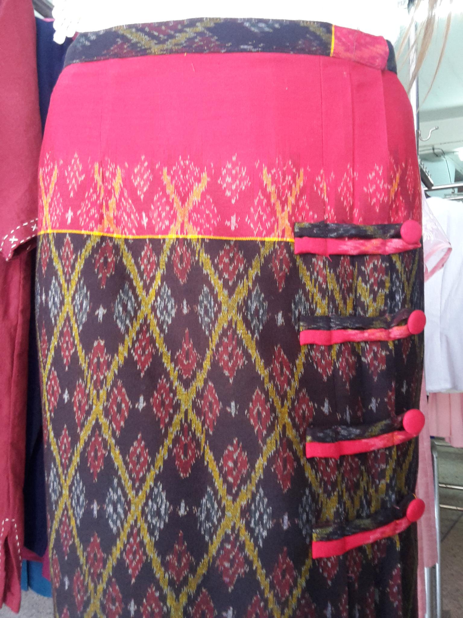 ผ้าถุงตีนแดงตัดสำเร็จ หัวตีนแดงผืนเดียวไม่ตัดต่อตีน ผ้ามัดหมี่ตีนแดง ผ้าซิ่นตีนแดง.ผ้าถุงสำเร็จรูป ผ้าซิ่นย้อมครามหมักโคลน ผ้าซิ่นตีนแดง ผ้าฝ้ายตีนแดง ผ้าทอพื้นเมืองบุรีรัมย์ ลายอัปสราเสานางเรียง