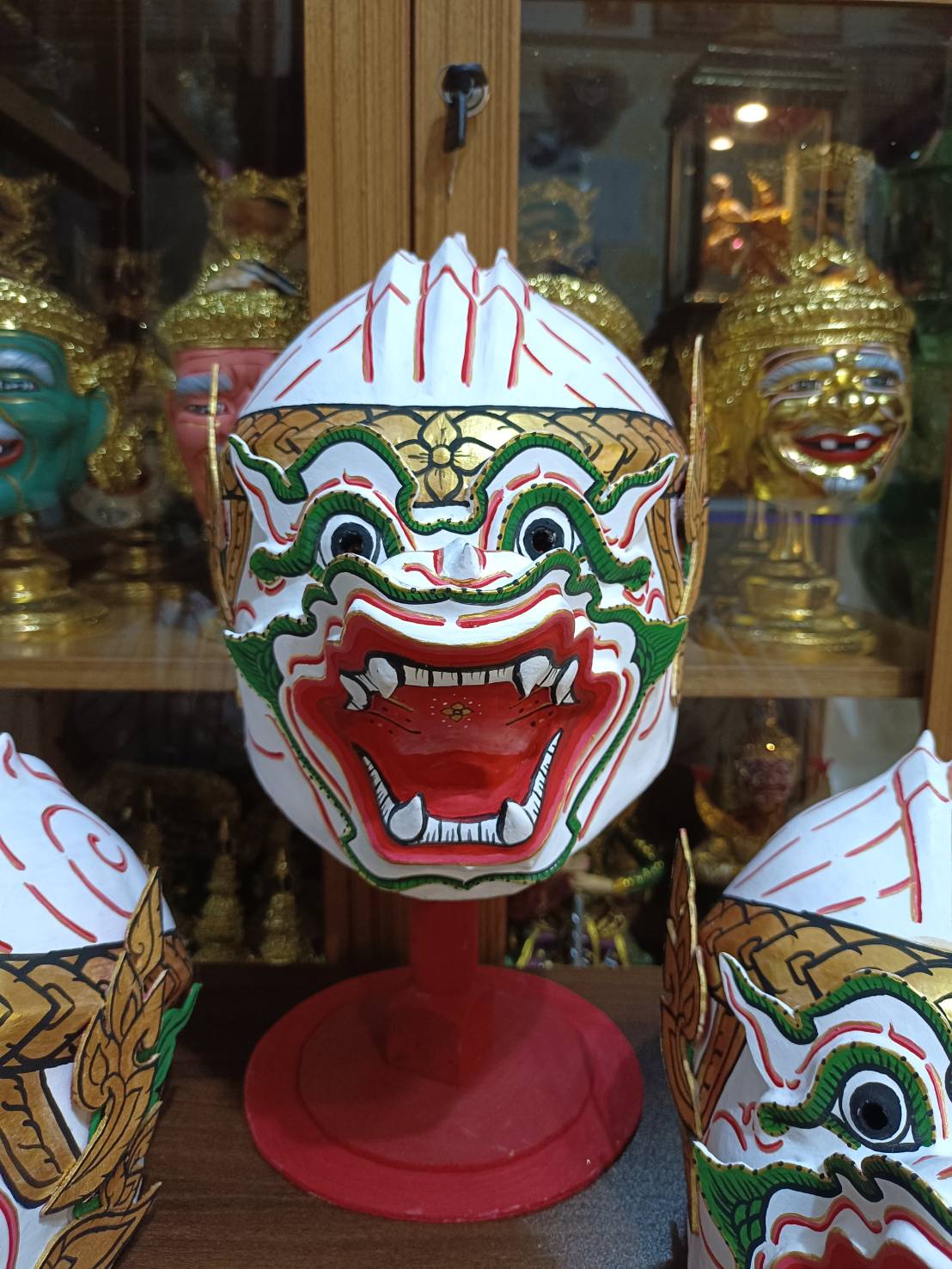 หัวโขน หนุมาน (สำหรับเด็กเล็ก) งานกำมะรอ พร้อมฐานไม้สีแดง