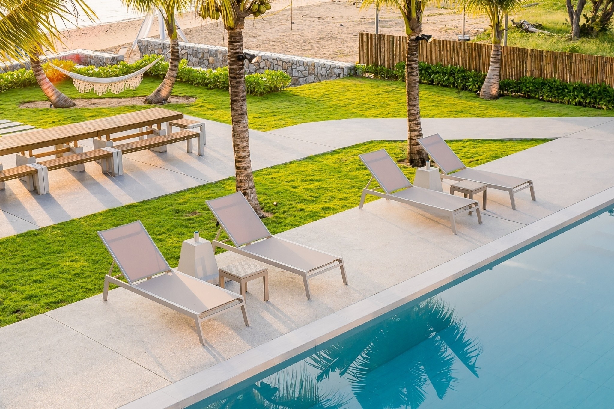 HR15083 บ้านพักติดทะเลหัวหิน The Rest Beachfront Hua Hin Pool Villa