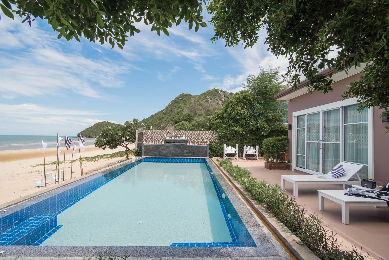 HR15045 บ้านพักติดทะเล The Moon Beach Villa