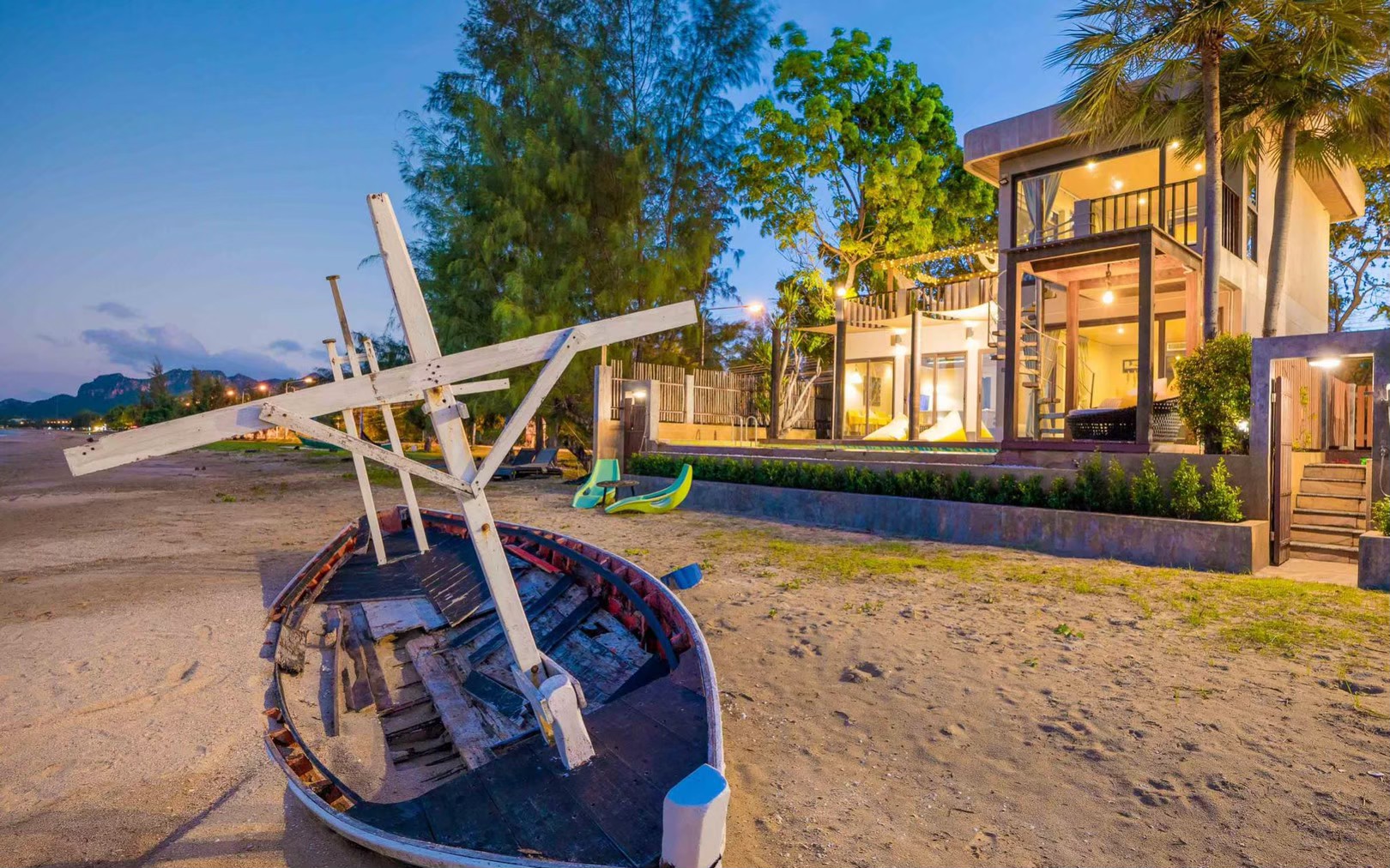 HR15064 บ้านพักติดทะเล The Ocean Beach Villa, Sam Roi Yod.