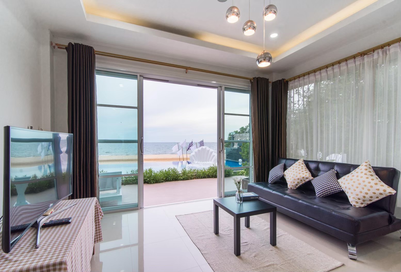 HR15045 บ้านพักติดทะเล The Moon Beach Villa