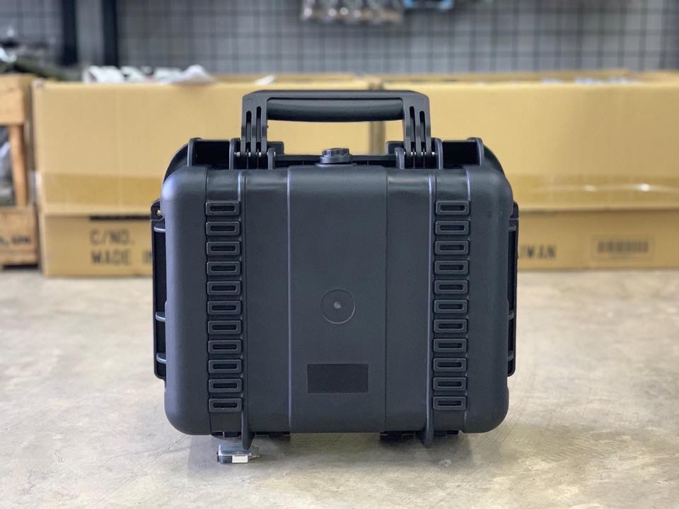 กล่องใส่ปืนสั้น Pistol Case ผลิตจาก พลาสติก ABS คุณภาพ แข็งแรง ทนทาน ภายในเป็งฟองน้ำรังไข่ กันกระแทกได้ดี ไม่ทำให้ปืนเป็นรอย คลิปล็อคแน่นหนา แข็งแรงมาก ใส่ได้ทั้งปืนจริง และปืนบีบีกัน ขนาดภายใน: สูง 23ซม. ยาว30ซม. มุมทะแยง36ซม. ขนาดภายนอก: สูง 29ซม. ยาว 3