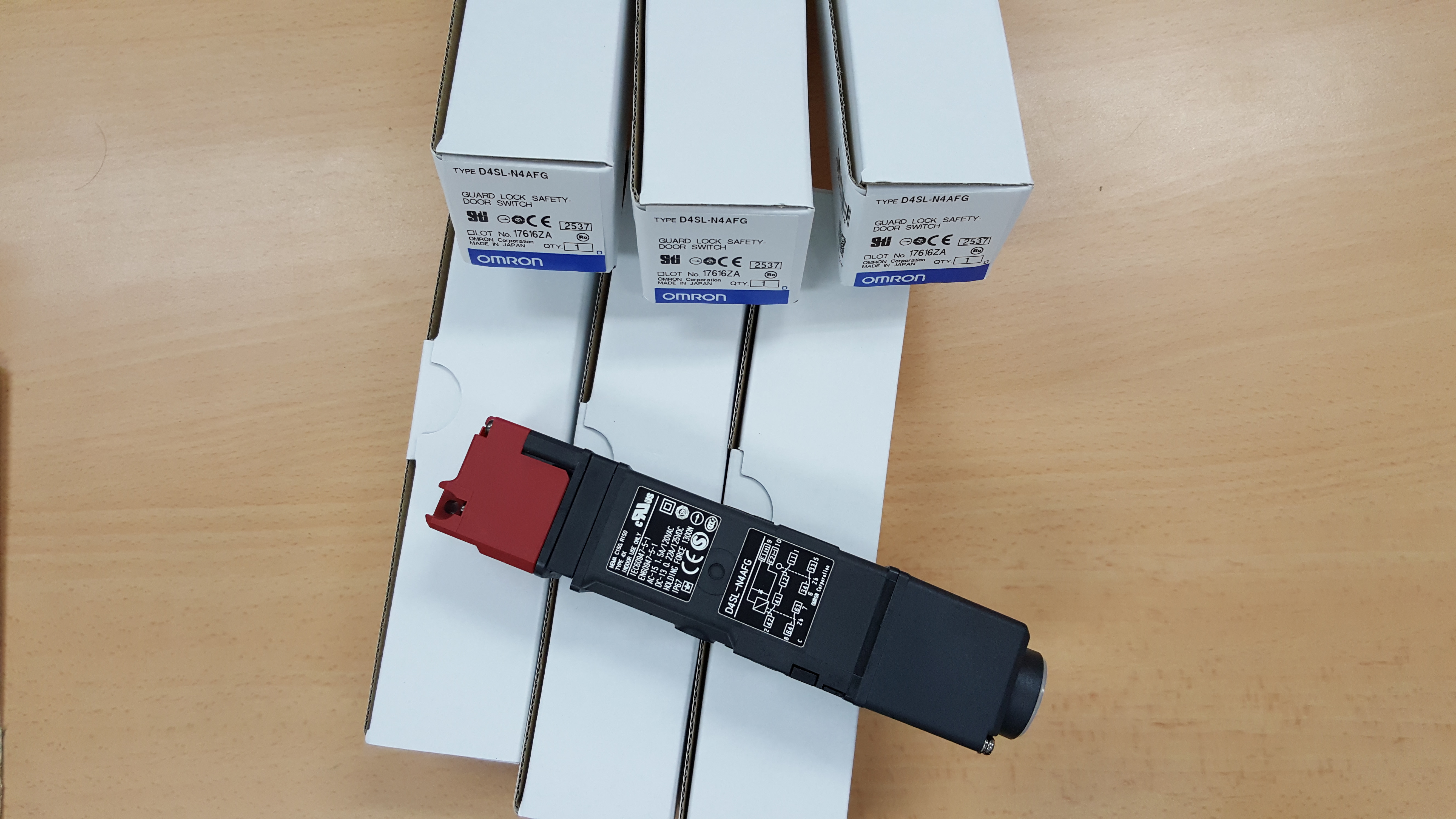 เซฟตี้ล็อคประตู OMRON สำหรับระบบ AUTOMATION - SAFETY DOOR SWITCH, D4SL， DOOR SAFETY LOCK ,