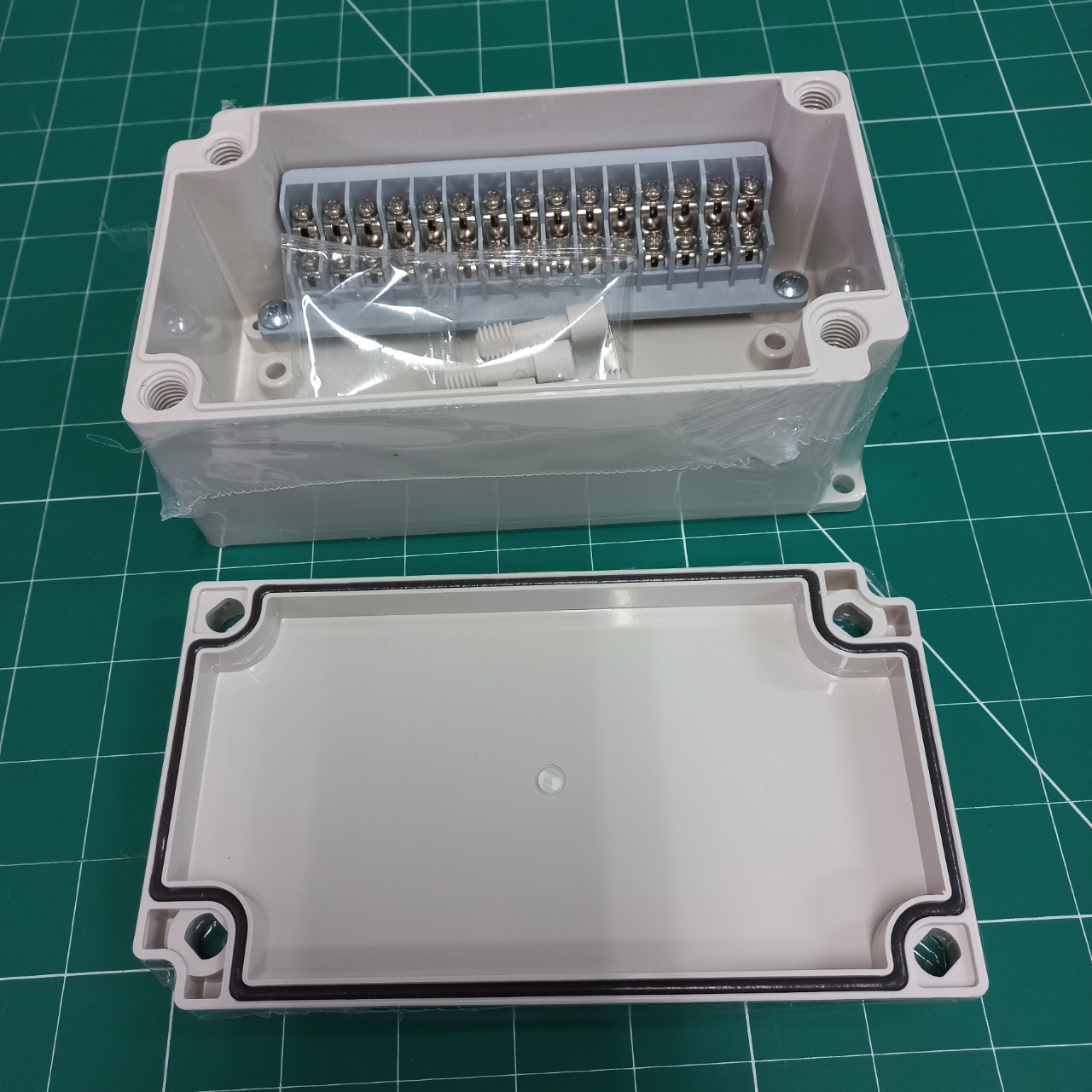 TIBOX TJ-15P-S กล่องพลาสติก พร้อมเทอร์มินอลบล็อก 15 ช่อง IP66 ขนาด 100x180x75 mm