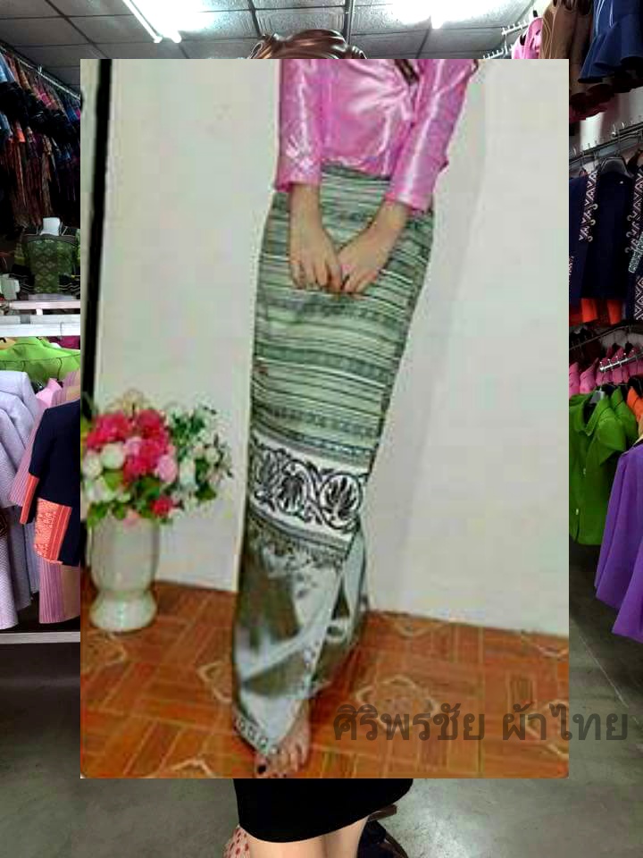 ผ้าถุงสำเร็จรูปแบบป้ายเชือกผูกสีขาวดำเชิงบัวผ้าไหมจีน ผ้าถุงสำเร็จรูปผ้าฝ้ายสีดำขาวแต่งลายบัว ผ้าฝ้ายตัดสำเร็จสีขาวดำเชิงบัวไหมจีน พร้อมส่ง