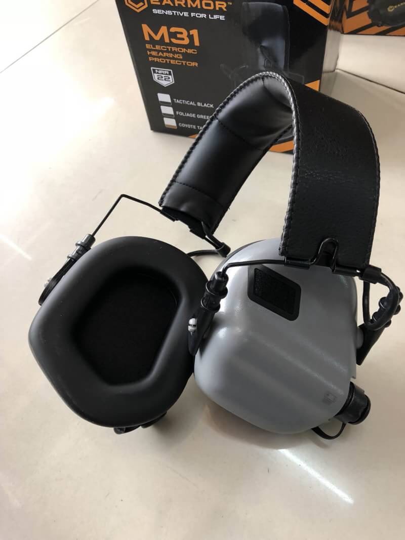 New.EARMOR/รุ่น M31 ปกป้องการได้ยินของคุณก่อนสายไป อุปกรณ์ครอบหูอิเล็กทรอนิกส์สำหรับนักกีฬายิงปืน - ลดเสียงปืน และช่วยขยายเสียงรอบข้างให้ดังขึ้น - ใช้แบตเตอรี่ AAA X 2 อายุการใช้งาน 350 ช.ม. - กันน้ำมาตรฐาน IPX5 - พร้อมการรับประกัน - พร้อมแจ๊ค 3.5mm เชื่อ