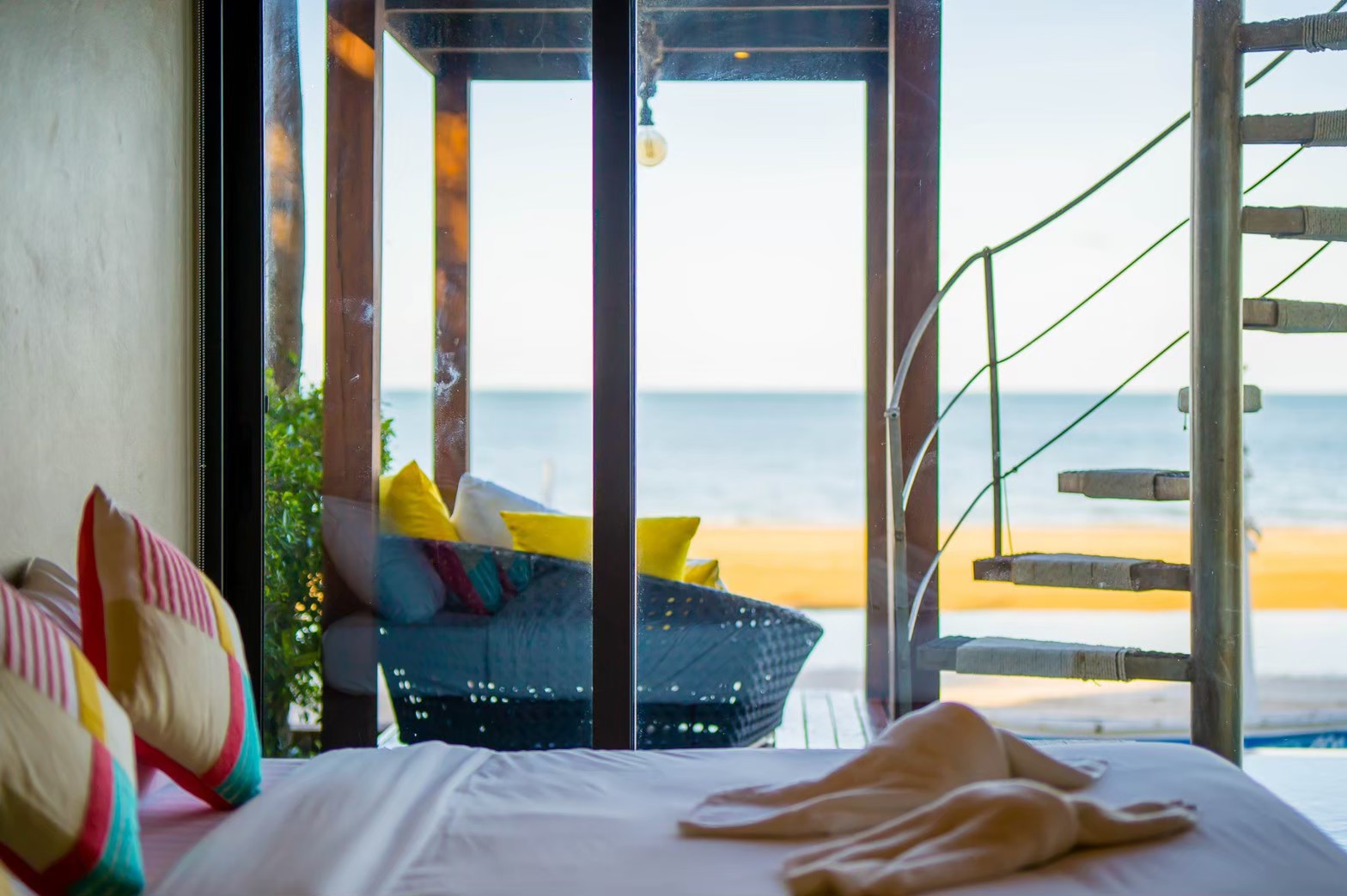 HR15064 บ้านพักติดทะเล The Ocean Beach Villa, Sam Roi Yod.