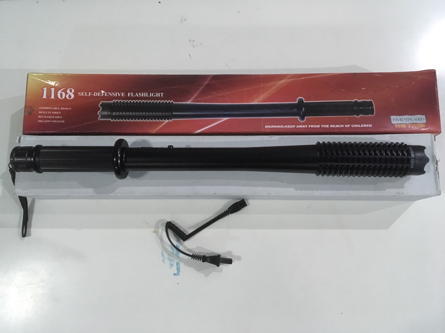 New.: กระบองหนามช็อดไฟฟ้า รุ่น1168 TYPES Details : กระบองช็อดเหล็กไฟฟ้า กำลังไฟช็อดสูง 300,000 โวลล์ สำหรับงาน รปภ.กำลังไฟช็อต1168TYPES เขี้ยวช็อตแบบ ครึ่งวงกลม 2 จุด อยู่ที่ปลายขอบไฟฉายพร้อมไฟฉายแรงสูงหลอด Super LED 1 ดวงระบบไฟ 3 ฟังชั่นปุ่มสวิทช์แบบกดที