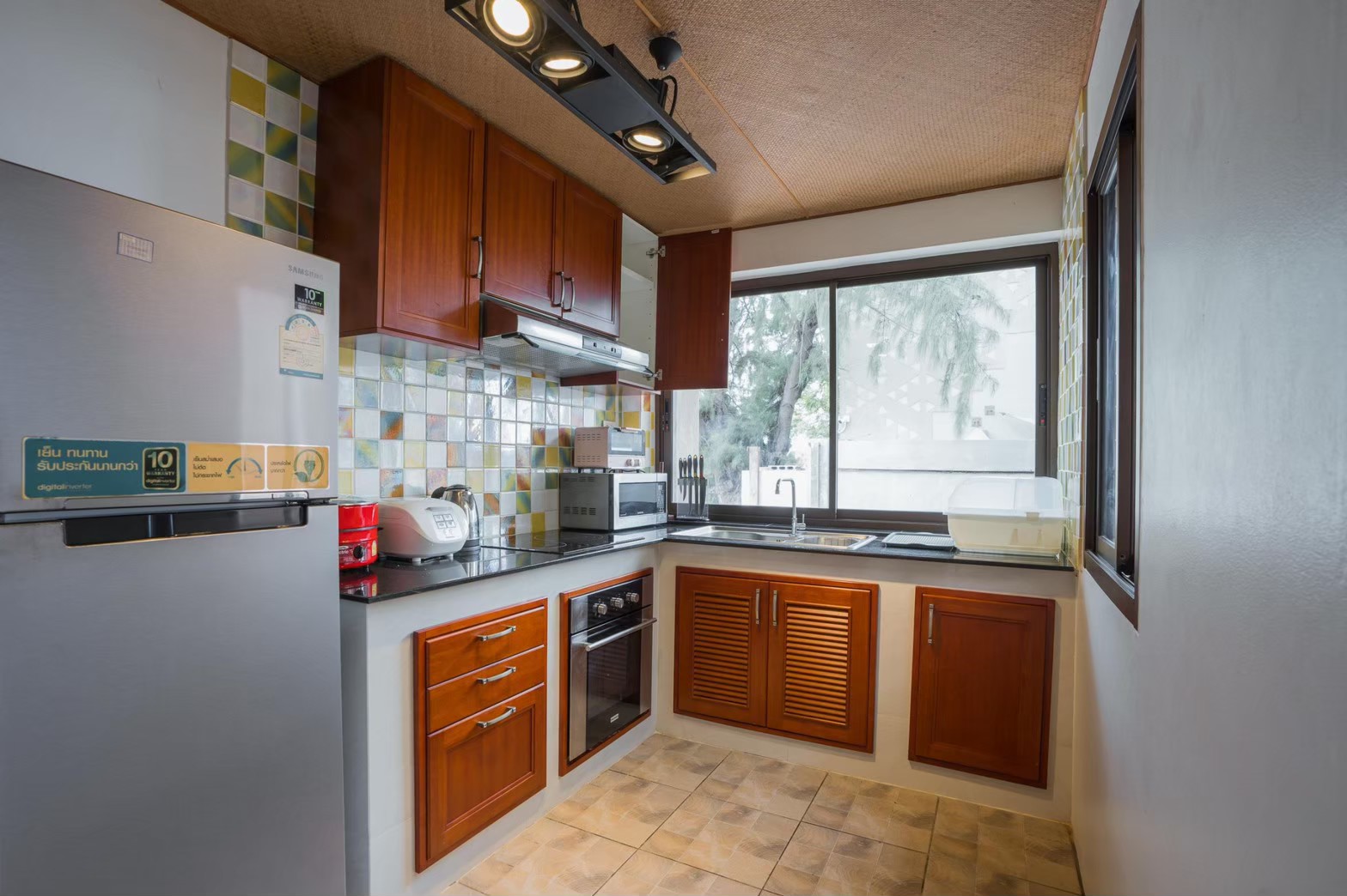 HR15064 บ้านพักติดทะเล The Ocean Beach Villa, Sam Roi Yod.