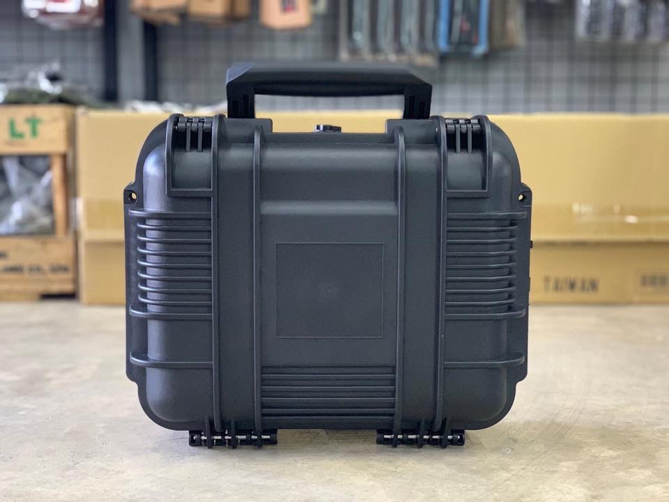 กล่องใส่ปืนสั้น Pistol Case ผลิตจาก พลาสติก ABS คุณภาพ แข็งแรง ทนทาน ภายในเป็งฟองน้ำรังไข่ กันกระแทกได้ดี ไม่ทำให้ปืนเป็นรอย คลิปล็อคแน่นหนา แข็งแรงมาก ใส่ได้ทั้งปืนจริง และปืนบีบีกัน ขนาดภายใน: สูง 23ซม. ยาว30ซม. มุมทะแยง36ซม. ขนาดภายนอก: สูง 29ซม. ยาว 3