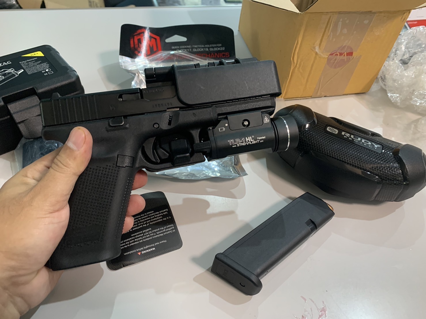 New.ซองปืนขึ้นลำ G19 ผลิตจาก Polymer เกรดพิเศษ แข็งแรง สามารถขึ้นลำได้ ด้วยเพียงมือเดียว ระบบ Safety ล็อคโก่งไก ปลอดภัย แรงสปริงดีดออกด้านข้างทันที ที่ปลดล็อคปืน ตัวล็อคเข็มขัดออกแบบให้ใช้ง่าย ปรับขนาดได้ สามารถปรับเป็นแบบพกต่ำได้ หมดกังวล สำหรับท่านที่ติ