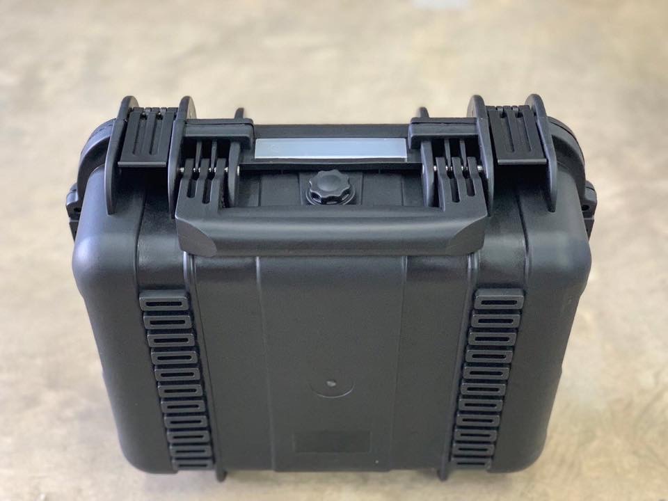 กล่องใส่ปืนสั้น Pistol Case ผลิตจาก พลาสติก ABS คุณภาพ แข็งแรง ทนทาน ภายในเป็งฟองน้ำรังไข่ กันกระแทกได้ดี ไม่ทำให้ปืนเป็นรอย คลิปล็อคแน่นหนา แข็งแรงมาก ใส่ได้ทั้งปืนจริง และปืนบีบีกัน ขนาดภายใน: สูง 23ซม. ยาว30ซม. มุมทะแยง36ซม. ขนาดภายนอก: สูง 29ซม. ยาว 3