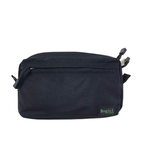 New.Bogie1 กระเป๋าเอนกประสงค์ กระเป๋าร้อยเข็มขัด การใช้งาน : ใช้ร้อยเข็มขัด | ใช้ติดเสื้อเกราะ วัสดุ : ผ้าคอร์ดูร่า 1000D สี : ดำ ขนาด : S , M , L Size S: ขนาด 15*12*5 cm Size M: ขนาด 19*14*5 cm. Size L: ขนาด 22*14*5 cm