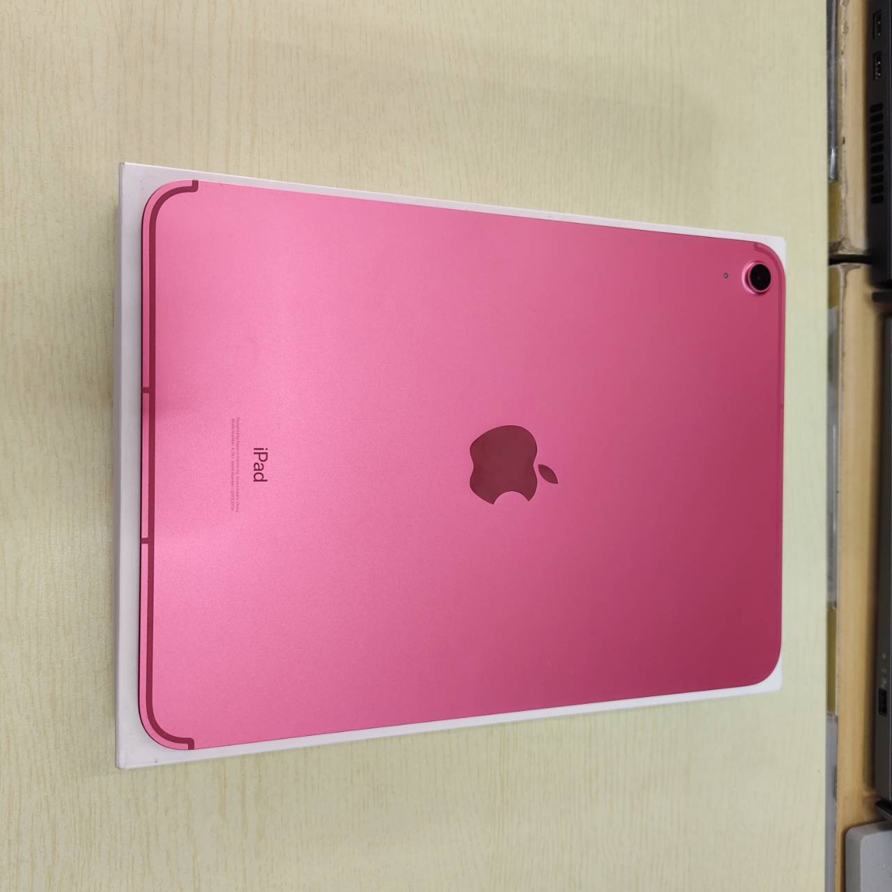 Ipad 10 64 GB Wifi + Cellular สุขภาพแบต 84% สภาพเครื่อง 95% ติดฟิล์มกันรอยหน้าจอแล้ว