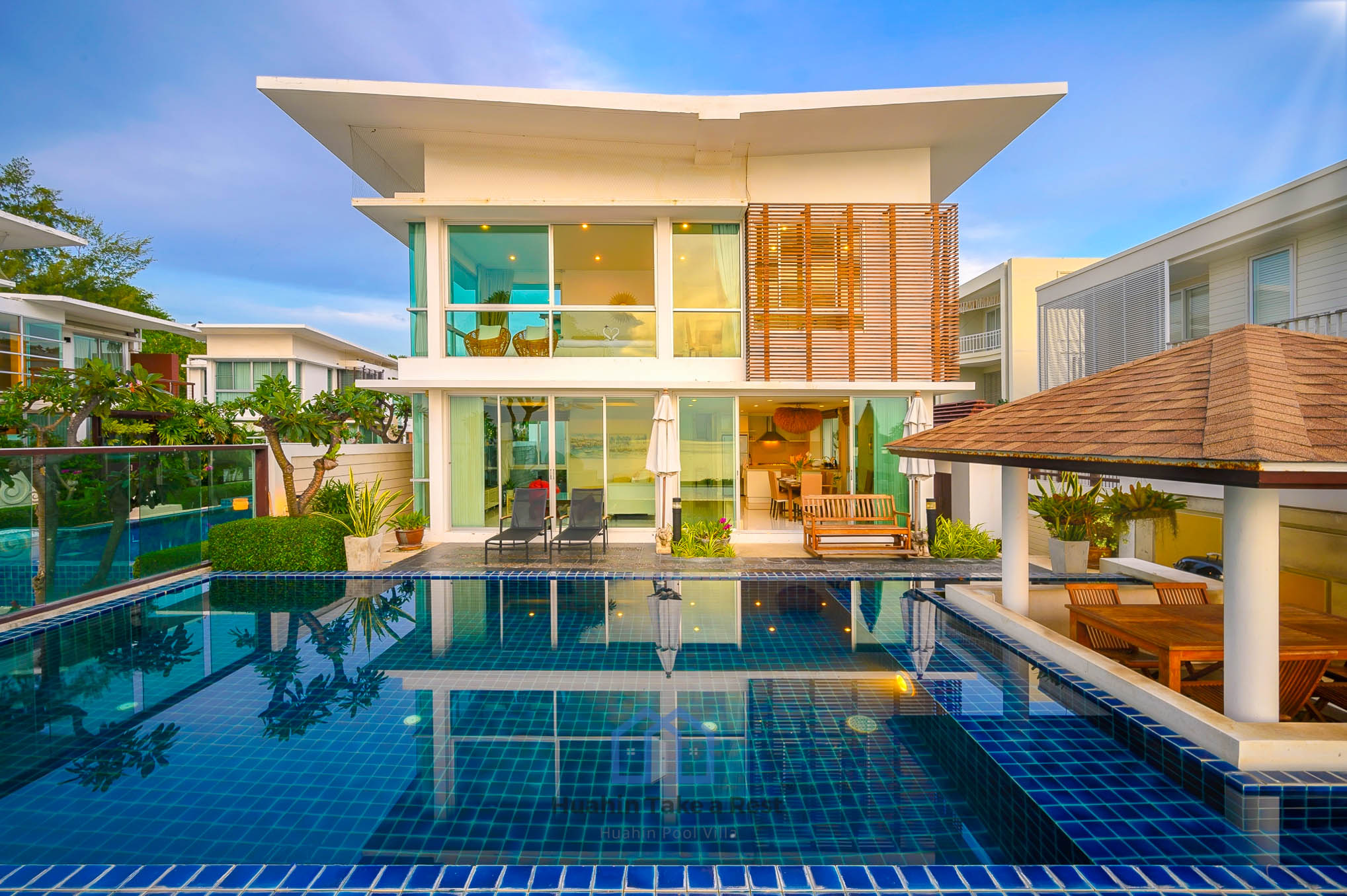 HR15035 บ้านพักติดทะเลหัวหิน บ้านเดอะซันเซตบีช พูลวิลล่า